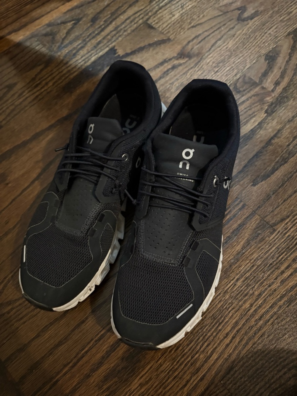 On Cloud Women’s Black Athletic Sneakers- amazing condition!